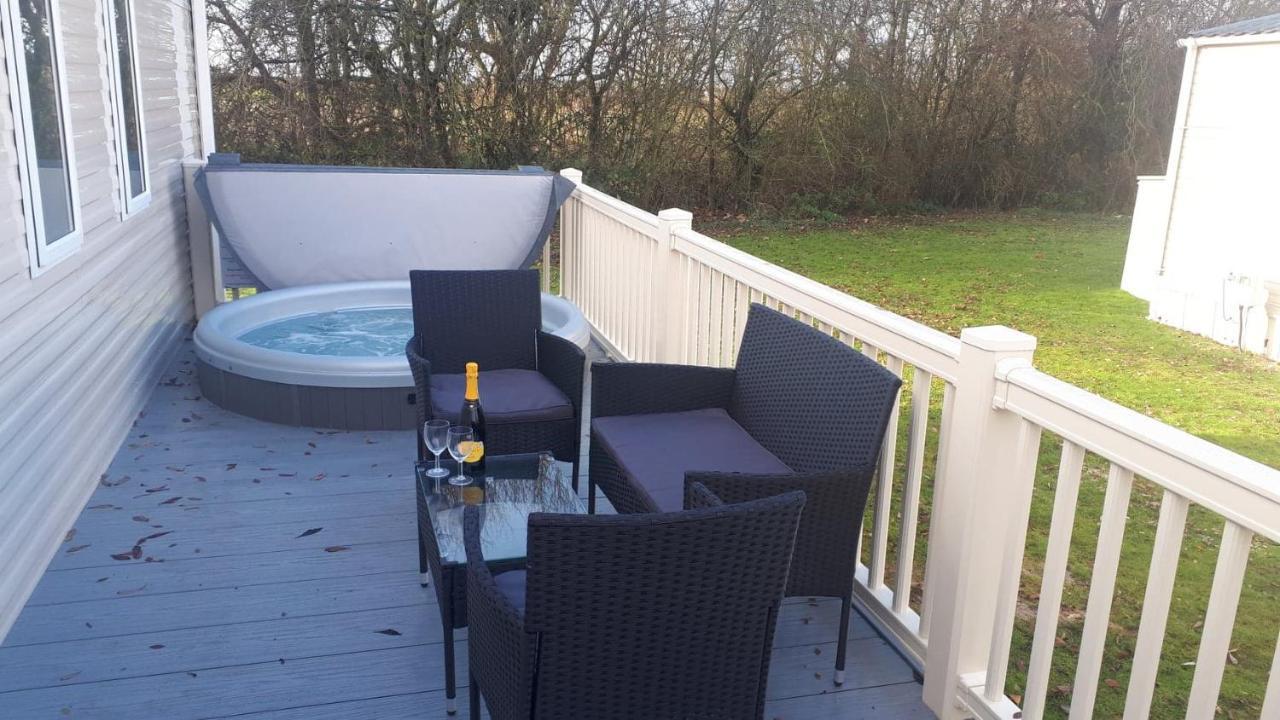 Ksr Hot Tub Holiday Home At Tattershall Lakes 外观 照片