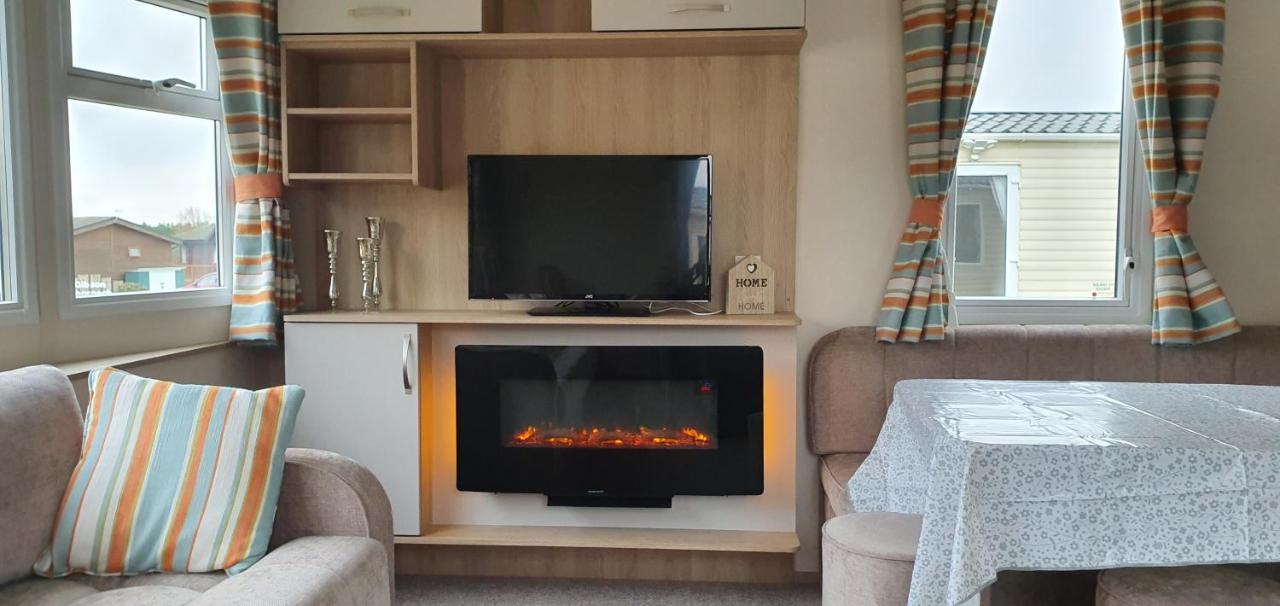 Ksr Hot Tub Holiday Home At Tattershall Lakes 外观 照片